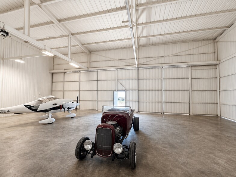 More Photos Of 302 Douglas Dr, Roanoke Airplane Hangar For Sale