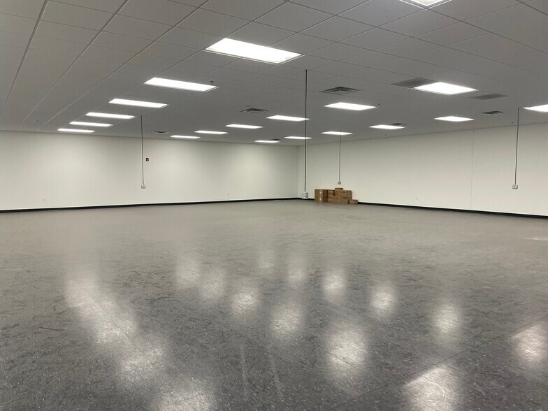More Photos Of 208 Manufacturers Blvd, Mooresville Warehouse For Lease
