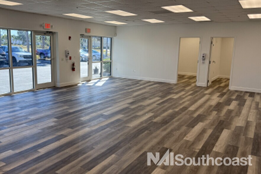 More Photos Of 603-619 NW Mercantile Pl, Port Saint Lucie Warehouse For Lease