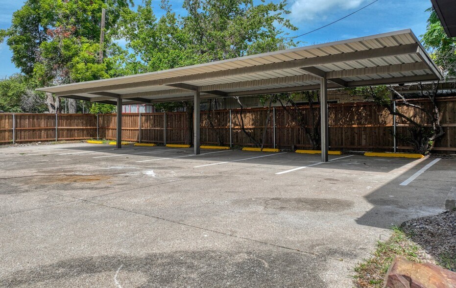 More Photos Of 1717 N Garrett Ave, Dallas Medical For Sale