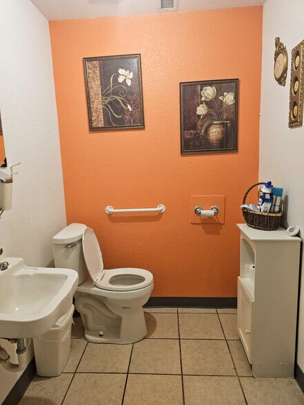 More Photos Of 1420 E Palestine Ave, Palestine Flex For Sale