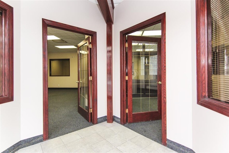 More Photos Of 1015 Centre St NW, Calgary Storefront Retail Residential For Lease