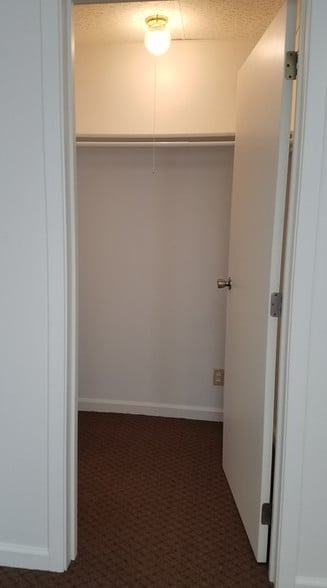 More Photos Of 515 Woodcrest Dr, Bloomington Medical For Lease
