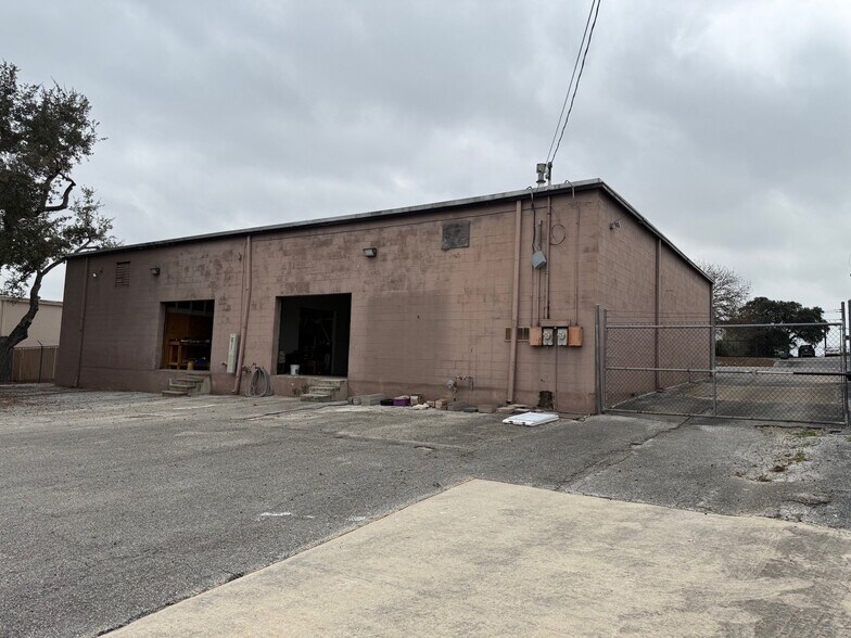 More Photos Of 11911-11913 Warfield St, San Antonio Warehouse For Sale