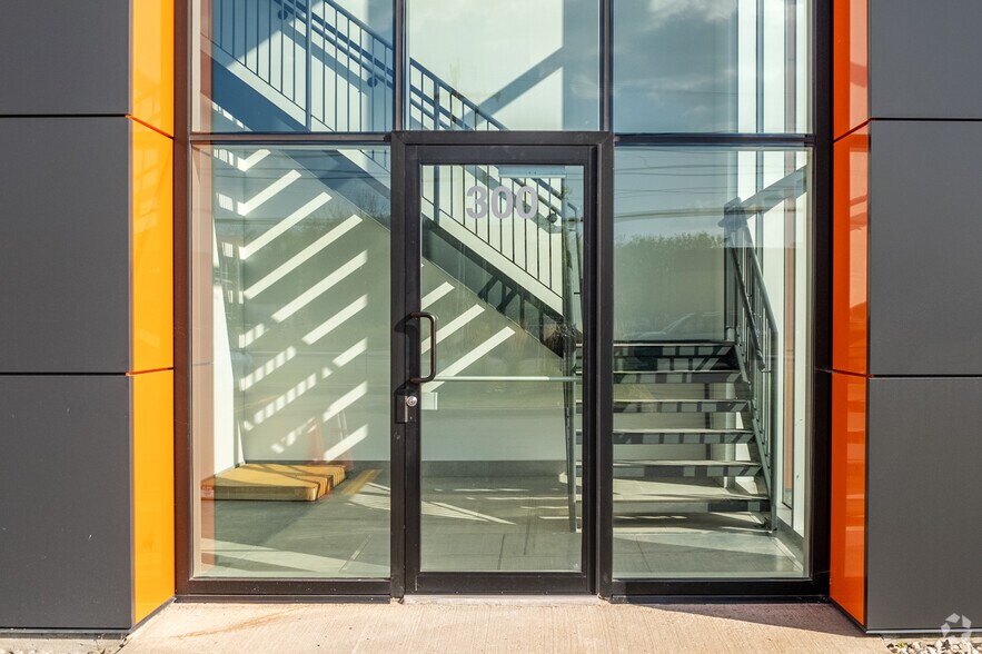 More Photos Of 17660 Rue Charles, Mirabel Flex For Lease