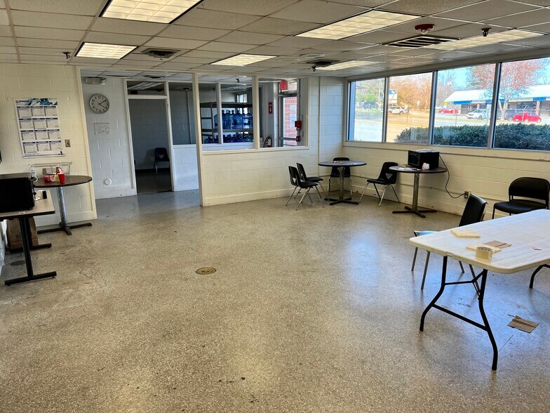 More Photos Of 102 E Holly Hill Rd, Thomasville Manufacturing For Lease