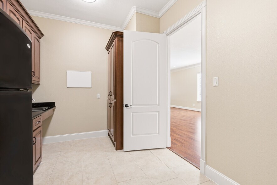 More Photos Of 11623 Spring Cypress Rd, Tomball Office For Sale