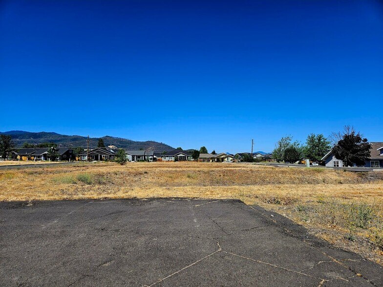 More Photos Of 240 Suncrest Rd, Talent Land For Sale