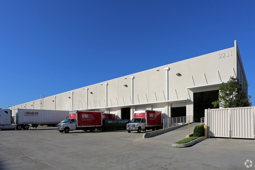 More Photos Of 2211 Vista Pky N, West Palm Beach Warehouse For Lease
