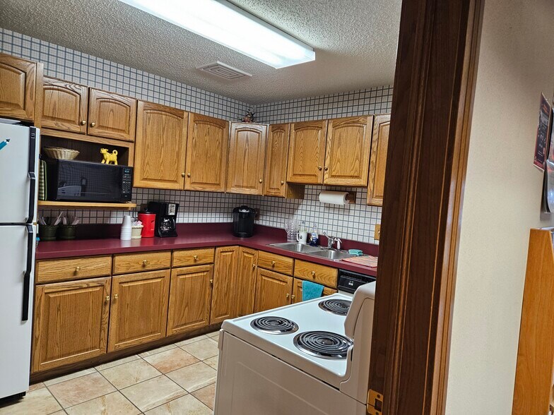 More Photos Of 3165 Cabaret Trl S, Saginaw Office For Sale