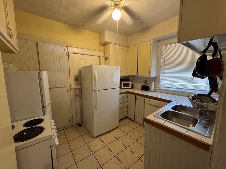 More Photos Of 1009 SW Huntoon St, Topeka Specialty For Sale