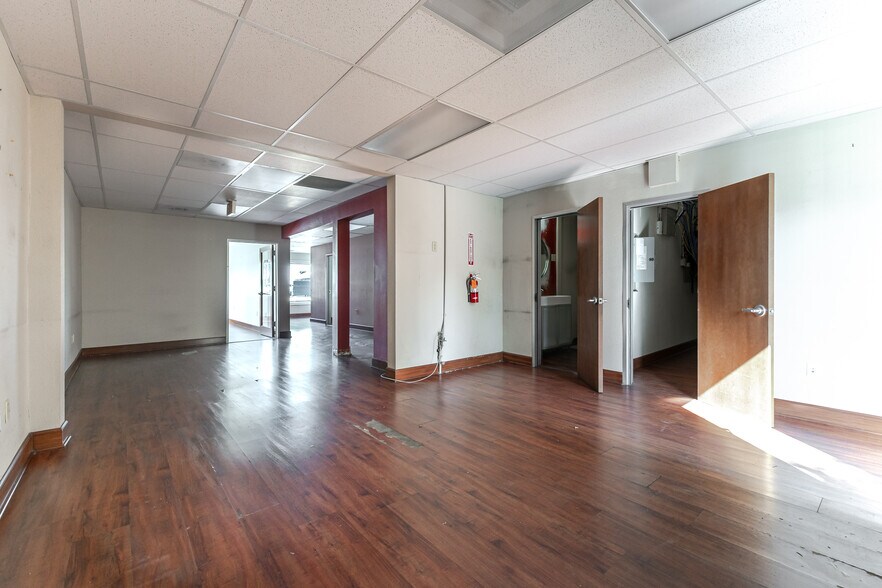 More Photos Of 1020 W Magnolia Blvd, Burbank Warehouse For Lease