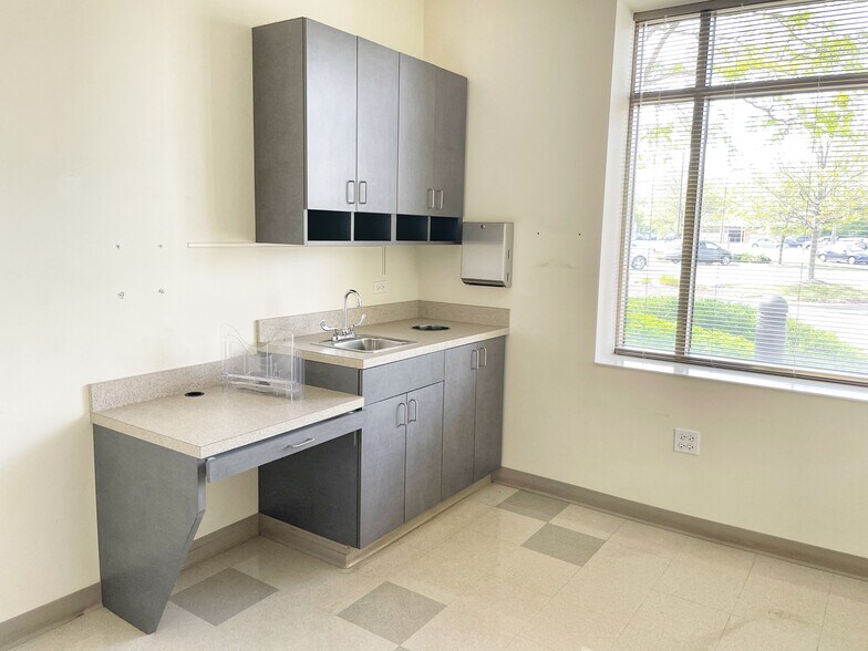 More Photos Of 900 Rand Rd, Des Plaines Medical For Lease