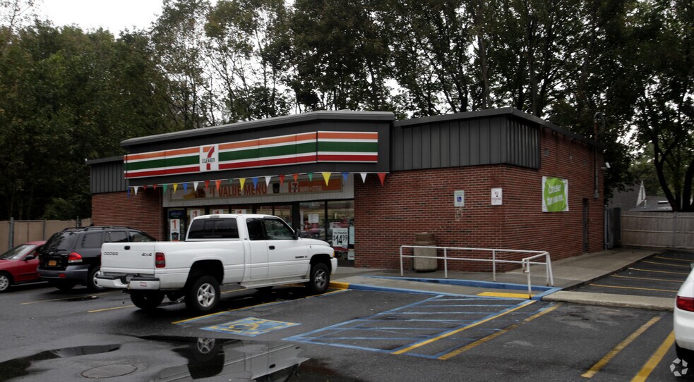 More Photos Of 329 E Jericho Tpke, Huntington Station Convenience Store For Lease