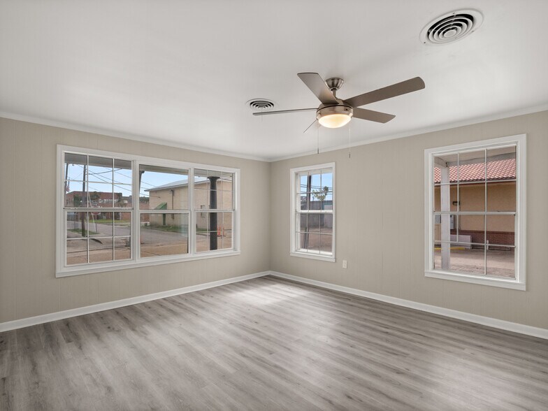 More Photos Of 101 W Center St, DeQuincy Office For Lease