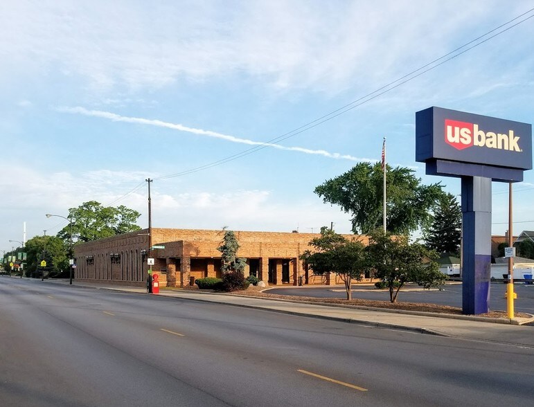 More Photos Of 5850 W Belmont Ave, Chicago Bank For Sale