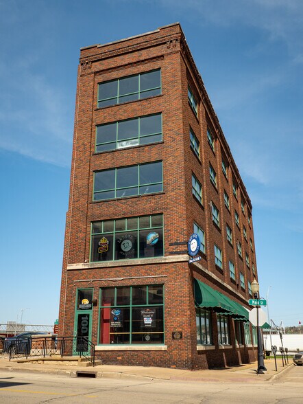 More Photos Of 100 Main St, Dubuque Flex For Sale