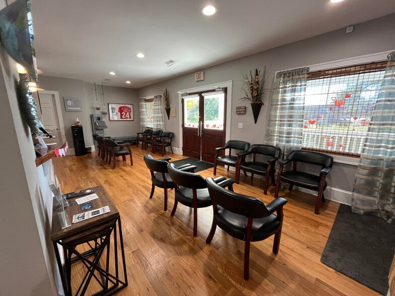 More Photos Of 607 W 5th North St, Summerville Office For Lease