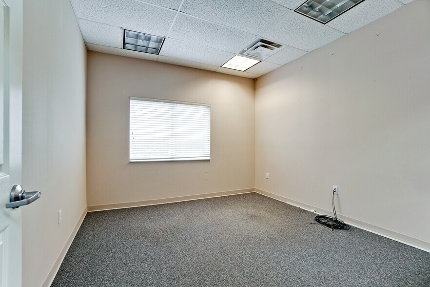 More Photos Of 2910-2914 University Pky, Sarasota Unknown For Lease