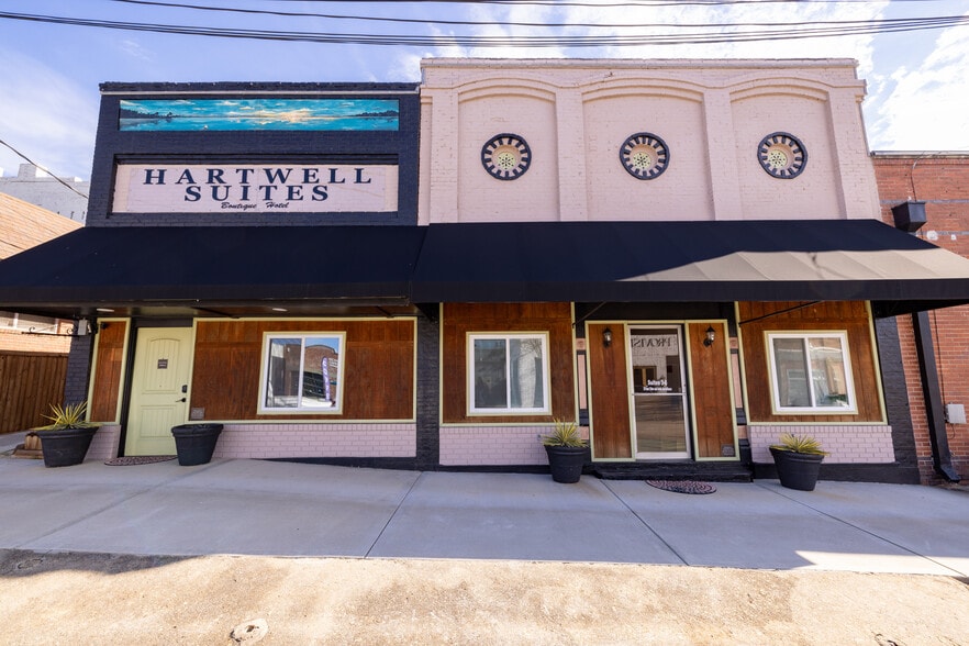 More Photos Of 29 S Carolina St, Hartwell Hotel For Sale