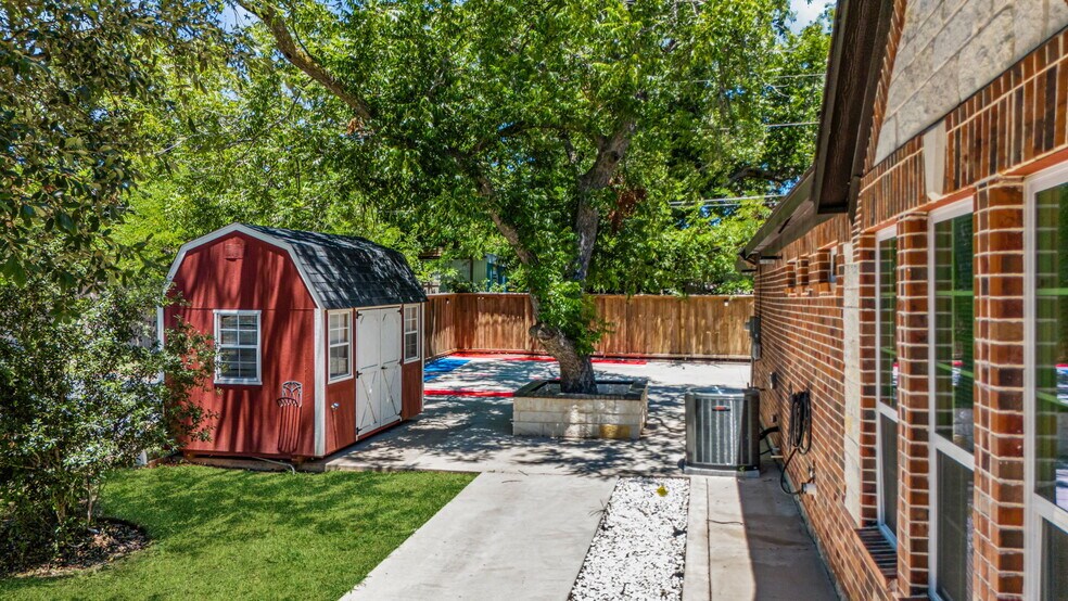 More Photos Of 703 E Oates Rd, Garland Unknown For Lease