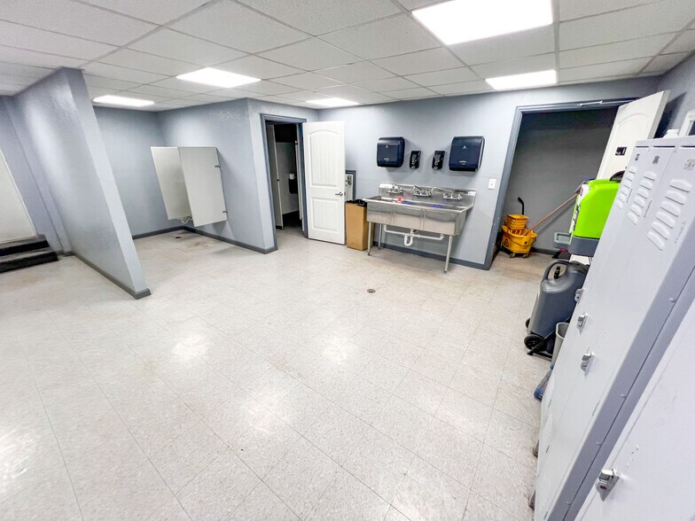 More Photos Of 1105 S Grandview Ave, Odessa Industrial For Sale