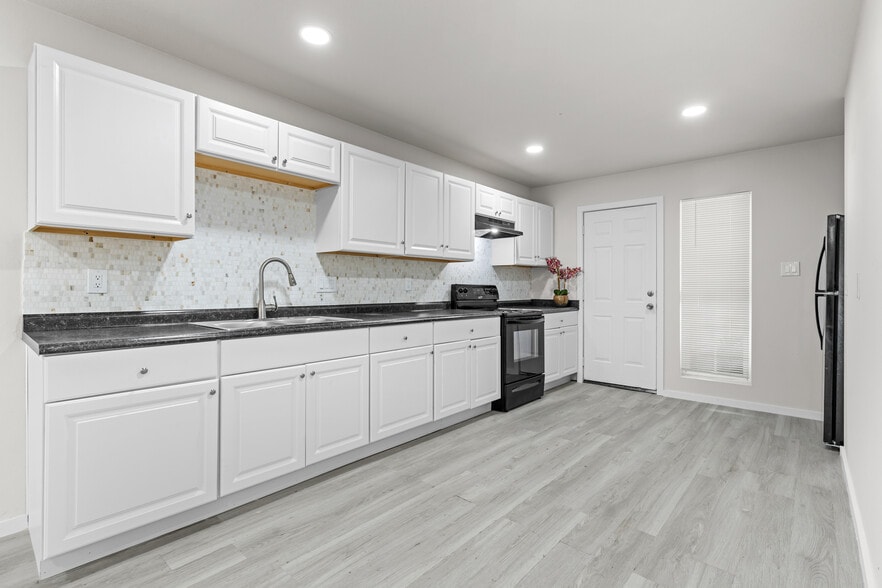 More Photos Of 8330 Carvel Ln, Houston Apartments For Sale