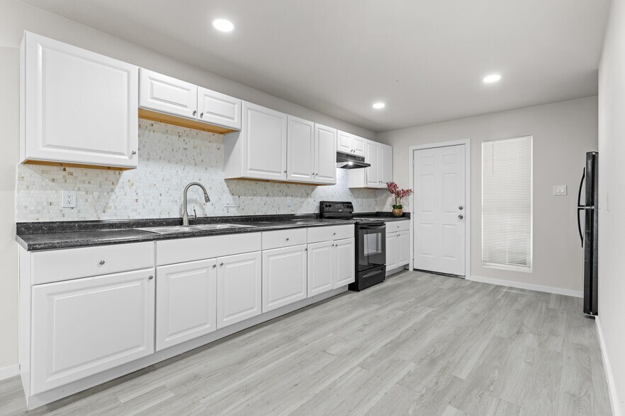 More Photos Of 8330 Carvel Ln, Houston Apartments For Sale