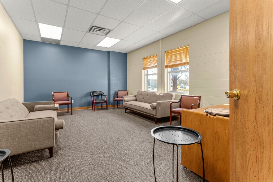 More Photos Of 35640 W Michigan Ave, Wayne Medical For Lease