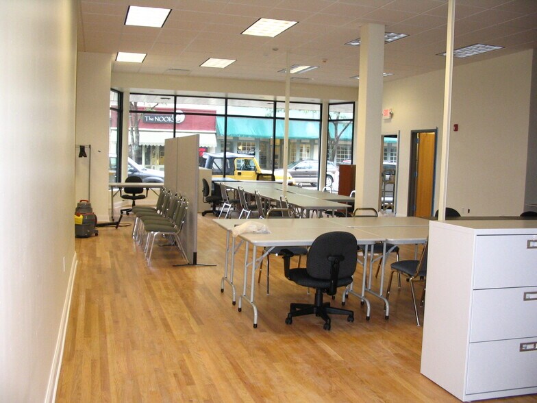 More Photos Of 5700 6th Ave, Kenosha Storefront Retail Office For Lease