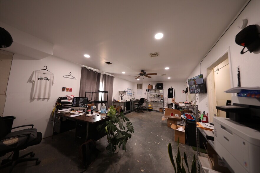 More Photos Of 700 N Main St, Lexington Warehouse For Lease