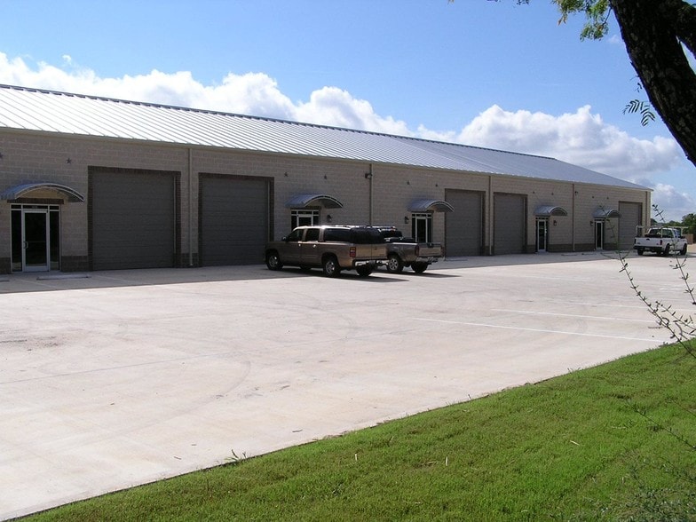 More Photos Of 18847 Redland Rd, San Antonio Showroom For Lease