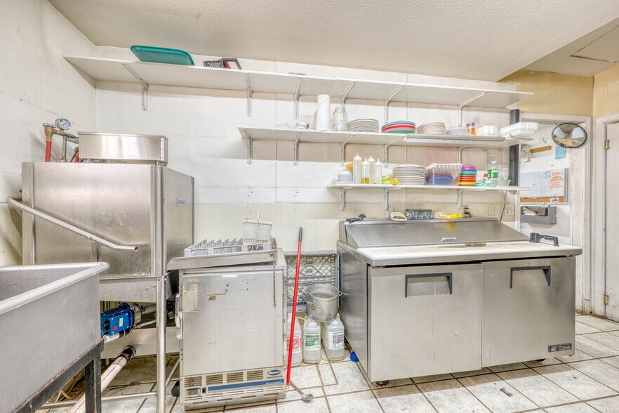 More Photos Of 106 Sunrise Dr, Sunrise Beach Restaurant For Sale
