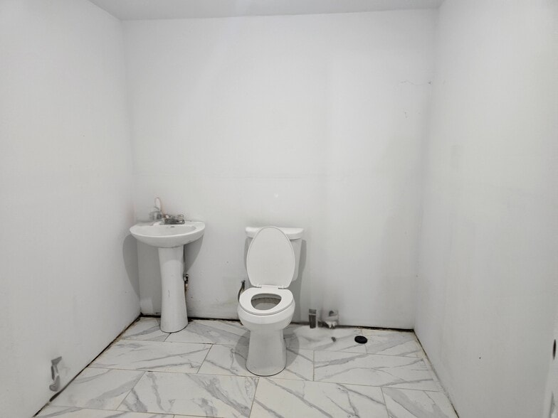 More Photos Of 5413 Normandy Blvd, Jacksonville Freestanding For Sale