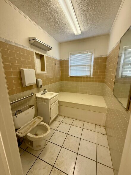 More Photos Of 2410 S Main St, Lindale Office For Sale