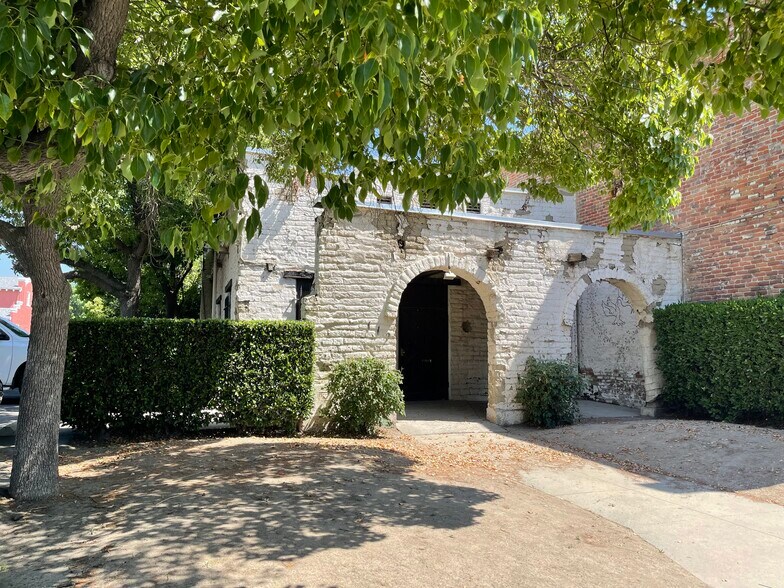 More Photos Of 112 E Oak Ave, Visalia General Retail For Sale