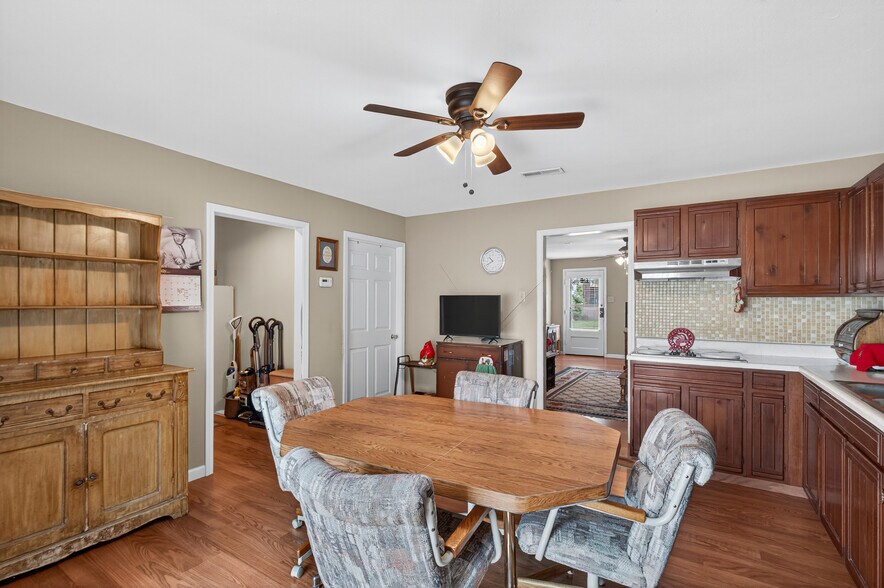 More Photos Of 638 Main St, Columbia Office For Sale