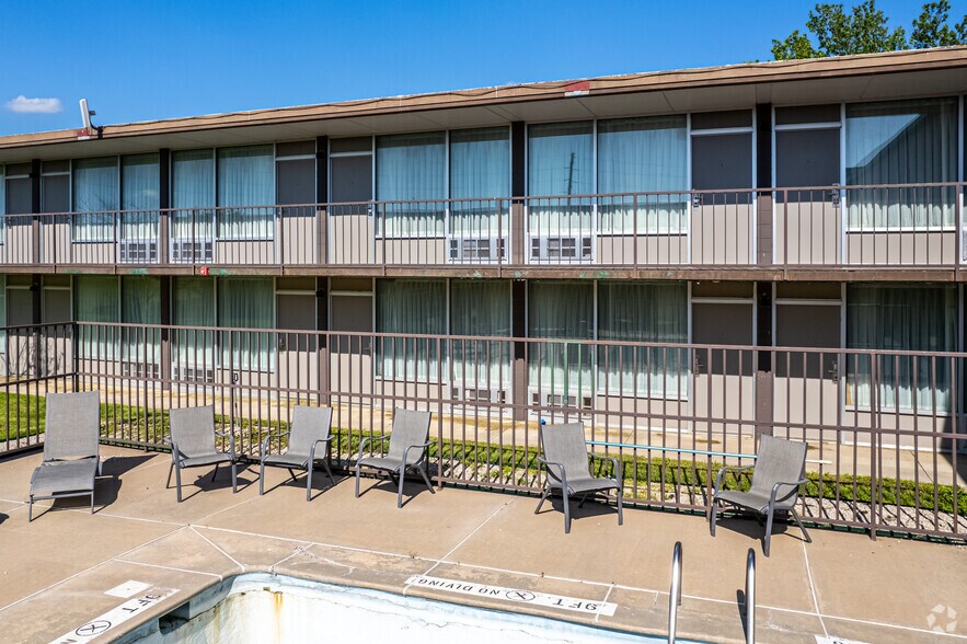 More Photos Of 2700 W 18th Ave, Emporia Hotel For Sale