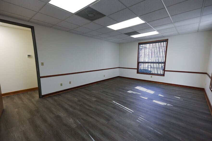 More Photos Of 1615 S Ingram Mill Rd, Springfield Office For Lease