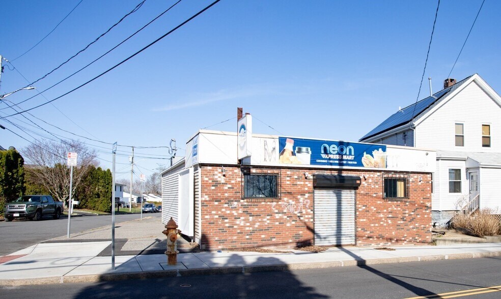 More Photos Of 1555 Stafford Rd, Fall River Freestanding For Sale