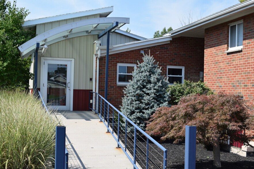 More Photos Of 40 Wildbriar Rd, Rochester Office For Lease