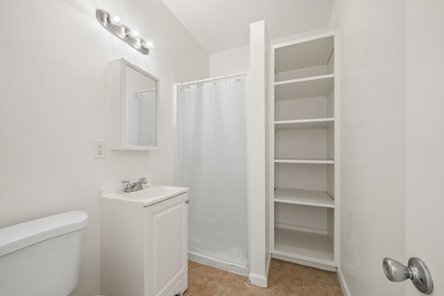 More Photos Of 800-808 N Avalon Blvd, Wilmington Storefront Retail Office For Lease