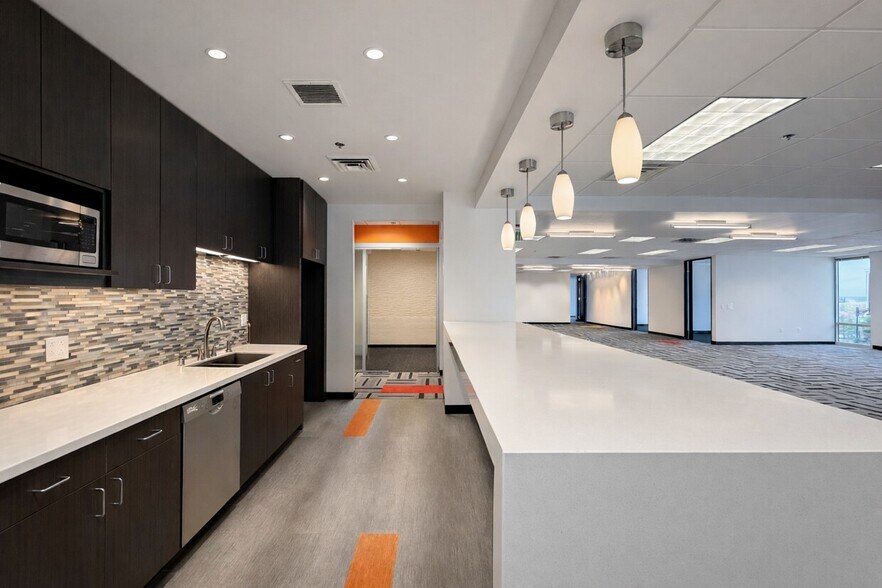 More Photos Of 6501 Americas Pky NE, Albuquerque Office For Lease