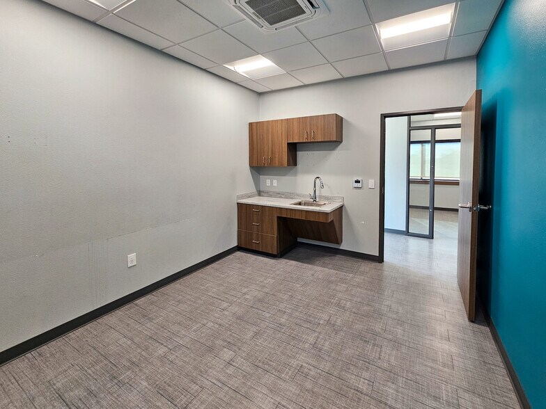 More Photos Of 6450 Central Park Blvd, Abilene Medical For Lease