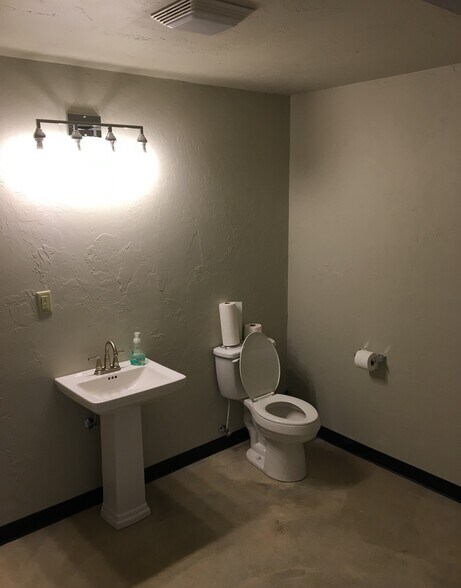 More Photos Of 410 Sigma Pl, Guthrie Warehouse For Lease