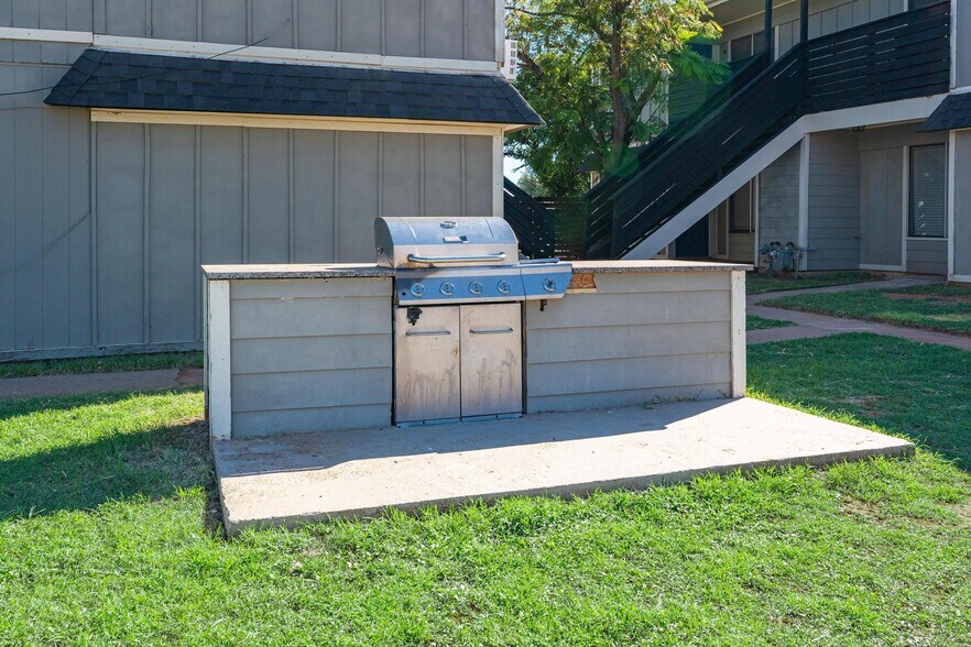 More Photos Of 501 Elm St, Sweetwater Apartments For Sale