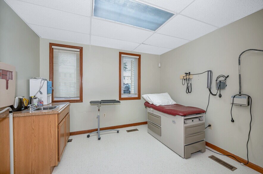 More Photos Of 4 Courthouse Ln, Chelmsford Medical For Sale