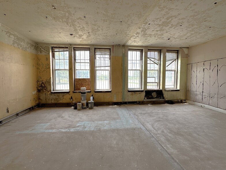 More Photos Of 921 W State St, Rockford Schools For Sale