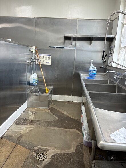 More Photos Of 5158 Hollywood Blvd, Los Angeles Storefront For Lease