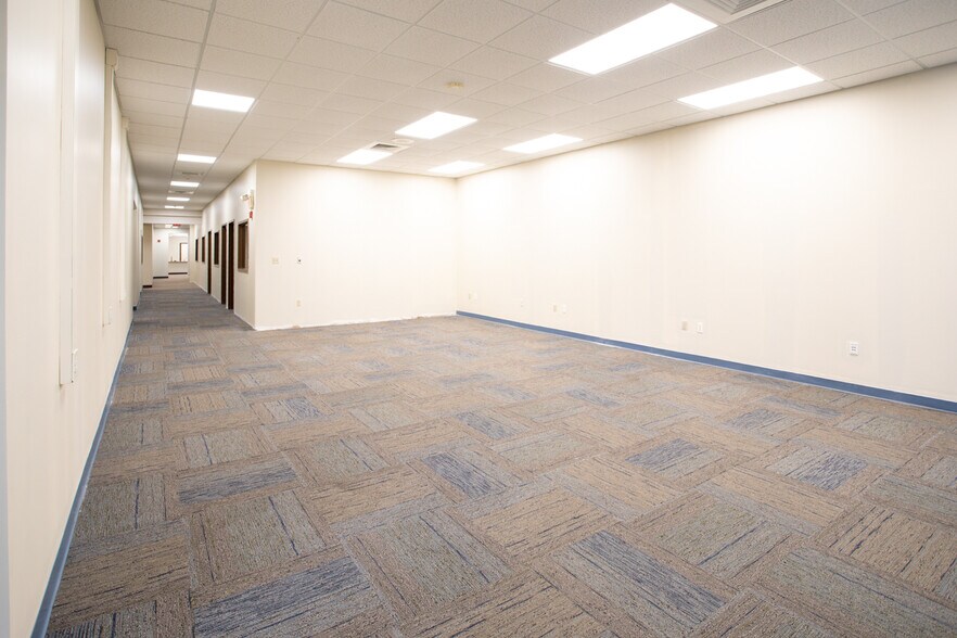 More Photos Of 439 State Rd, North Dartmouth Storefront For Lease